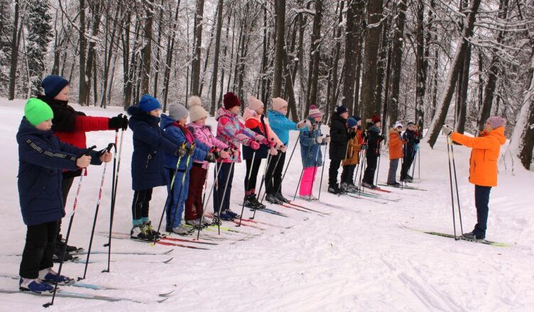 Лыжники возраст. Школьники на лыжах. Физкультура на лыжах. Урок физкультуры на лыжах. Физра на лыжах.
